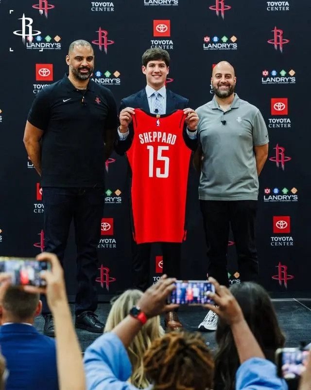 21岁的年轻后卫谢泼德，目前正在火箭队中打得风生水起，表现比上赛季好太多了。但是