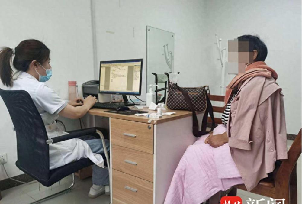 酷暑裹厚衣、进门先关空调，这不是段子，是江苏淮安一位女士的日常。气温三十五六度，