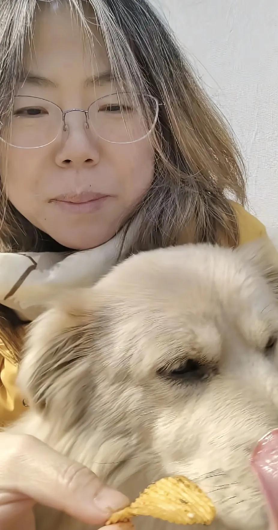 女子带狗去饭店吃饭，这事我专门去查了一下不查不知道，一查下一跳万万没想到，她经