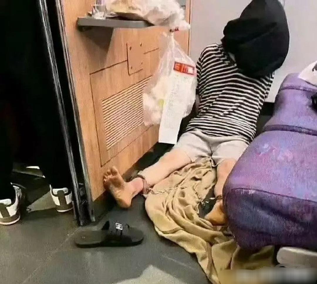 坐高铁看见的，真的太吓人了，头蒙住了，还有手脚铐这是在干啥​​​