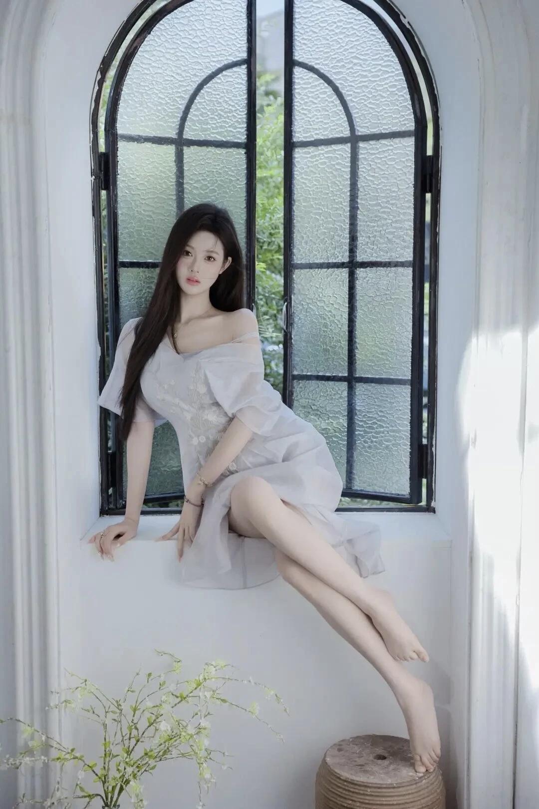 窗边仙子，轻盈飘逸，静谧时光你认为最有气质的美女是谁窗边温柔