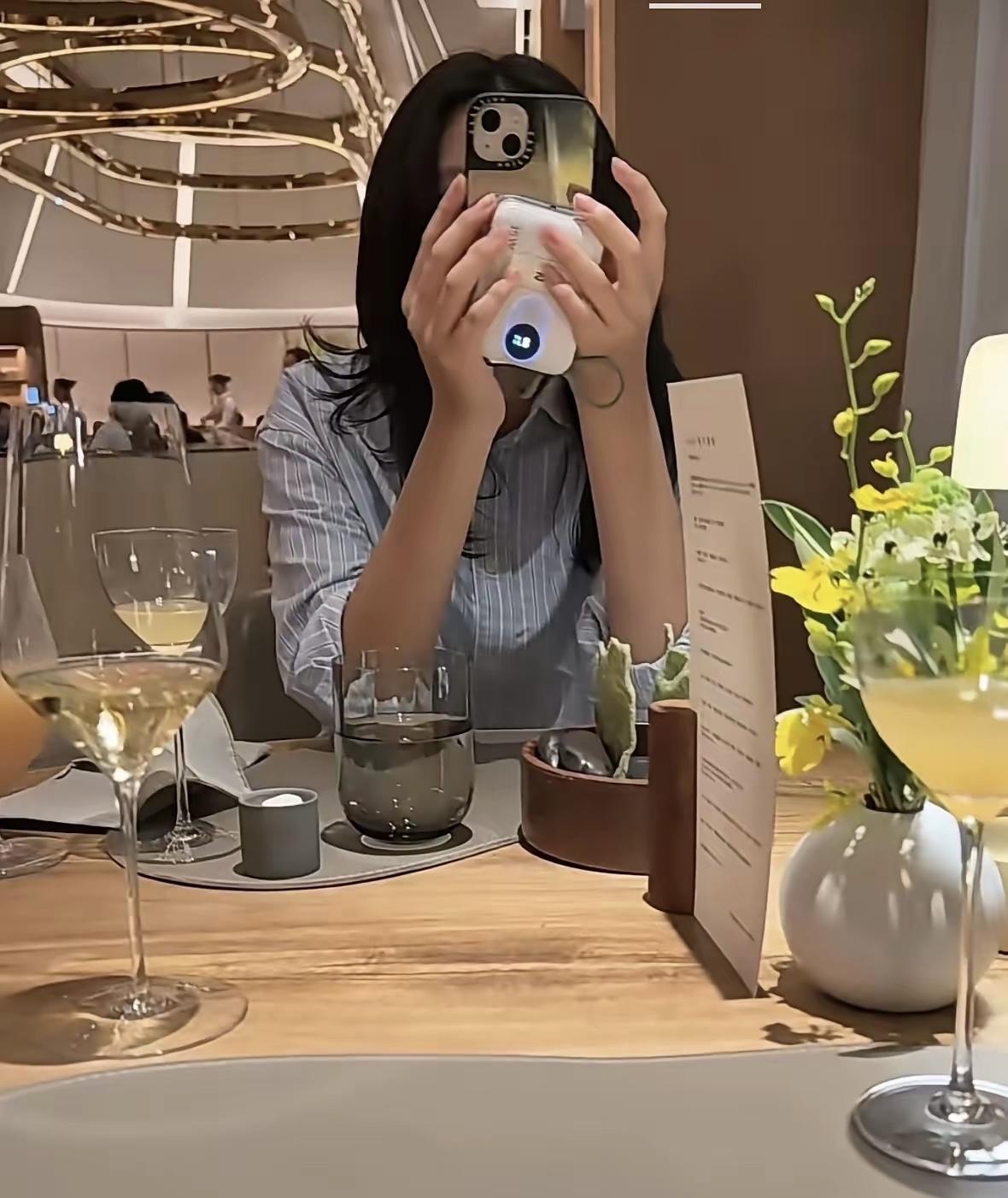 近日，汪小菲晒女儿小玥儿，带她去香港游玩，吃精制大餐。小玥儿和弟弟放暑假就回