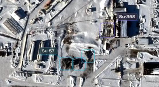 看懂了吗？俄罗斯空天军把苏35战机，苏57隐身战机，都转移到黑龙江对面的，俄军远