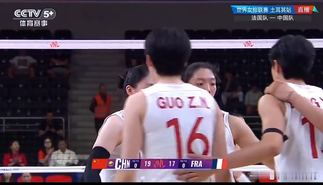 东方不亮西方亮！董禹含堪称奇兵，上来就得分，局末她的一波大力跳发球立功了，庄宇珊