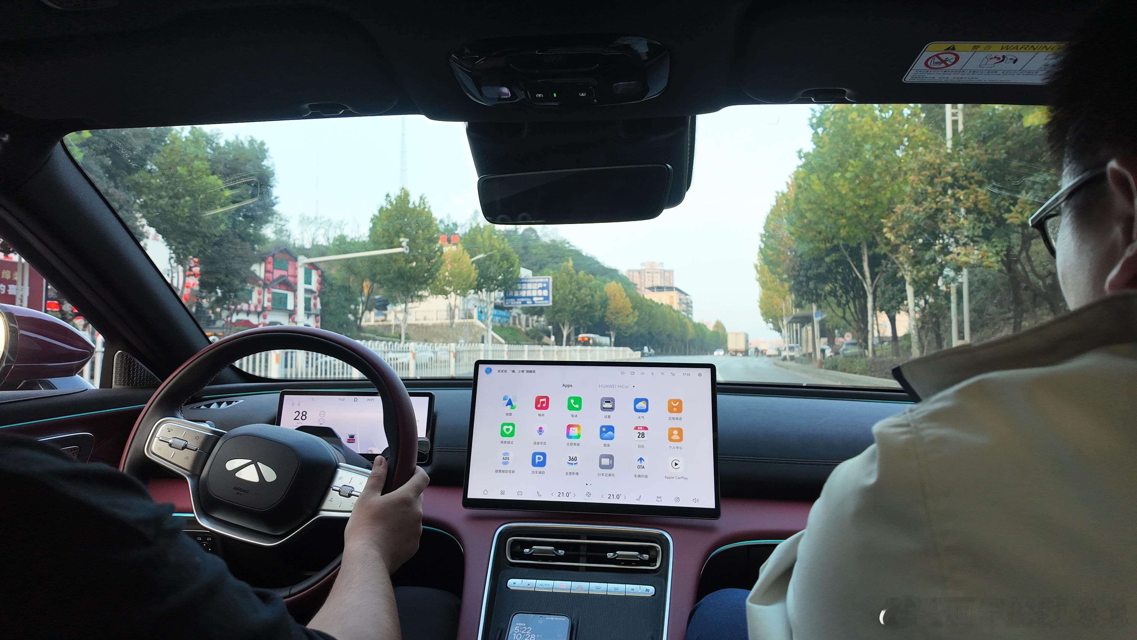 风云A9L之前也体验过好几次，但今天是头一回真正开上路。设计上的高级感和豪华氛围