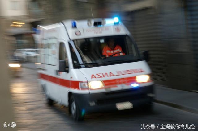 24岁孕妇突然胎死腹中, 医生奋力抢救8小时, 她却怒骂老公混蛋