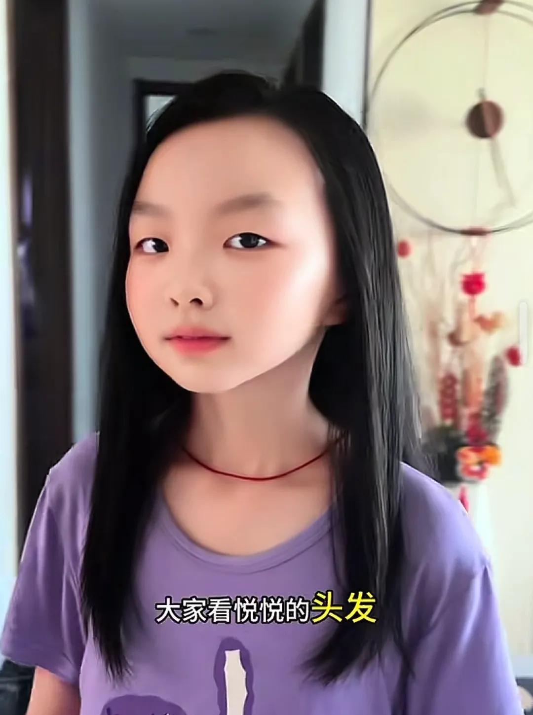 田静这是第三次在推销他的吹风机了，估计前两次效果不佳，没人下单，今天特地让