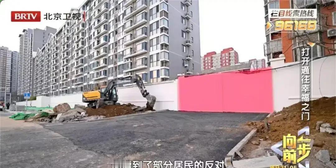 北京石景山区的玉兴园小区，建了二十多年，一直只开一个北门，大家出门得绕过外面的瑞