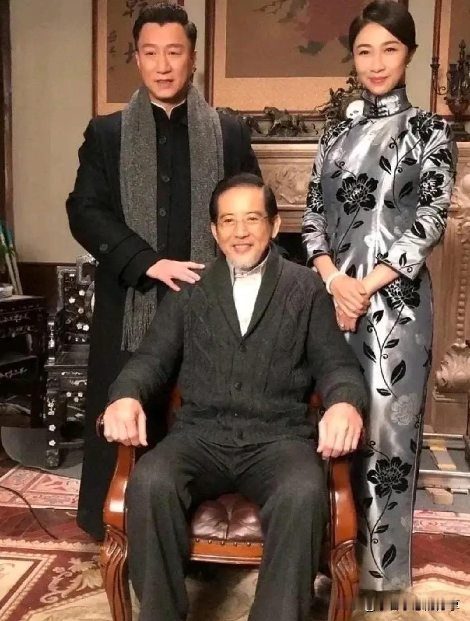 披着一条围巾在健身的这位男演员是大家都熟悉的演员孙红雷，他颜值平平，但是演技不一