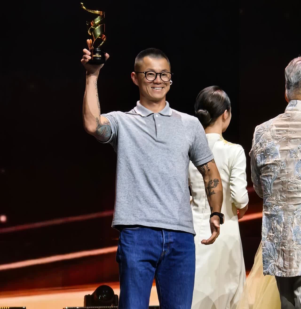 陈震真的是人生赢家，把兴趣干成工作，每天到处出差，时不时再拿个奖，作为收费最高的