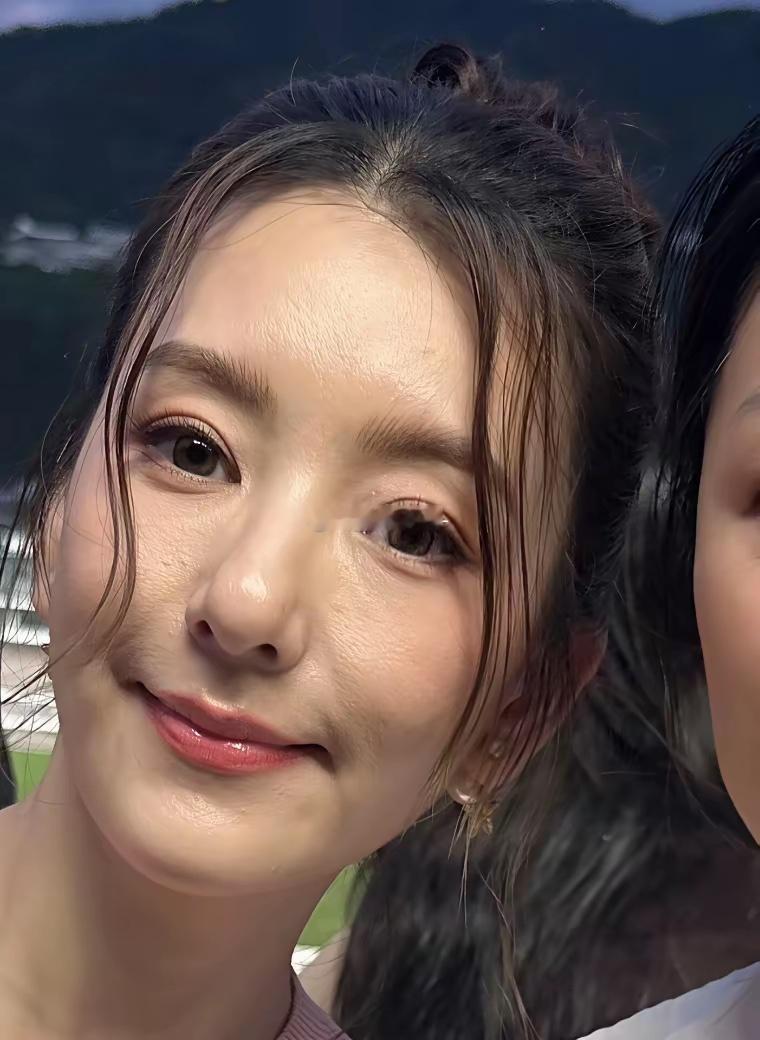 看了方媛的生图有点释怀了！这还是浓妆后的生图，她有的皮肤问题，普通人也有，而且看