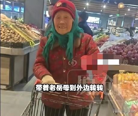 河南商丘民权县，58岁的杨根生师傅十几年前因事故失去左臂，妻子病故11年了，妻子