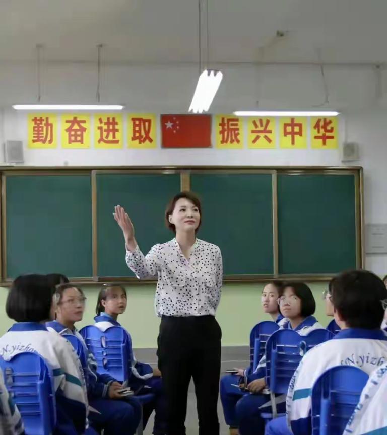 这是2019年，董卿在甘肃会宁，给一所中学的学生讲课的照片。照片中的她一如既往地