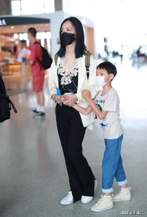 姚晨春节回福建老家过年，帮家里大扫除时，扔掉了过期药品与食品，结果被妈妈连续骂了