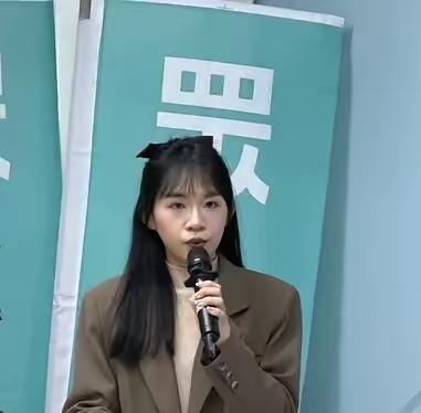 韩国瑜怒骂傅崐萁，民众党也出面发声。12日这天，台湾政坛又因为一句话起了火花。地
