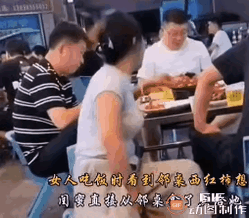 脸皮真厚，一点边界感都没有一女子在外面吃烧烤，见陌生邻桌有小西红柿，女子居然