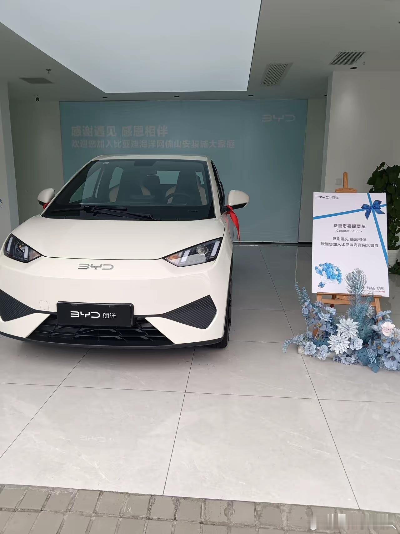 发现个挺有意思的事儿：比亚迪4S店的工作人员，基本没人开自家电车，反倒大多开着油