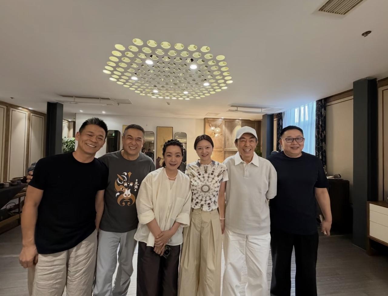 6月7日，孙浩晒合影，并配文：“谢谢你们让我成了苟存忠”。张嘉益、王海燕夫妇