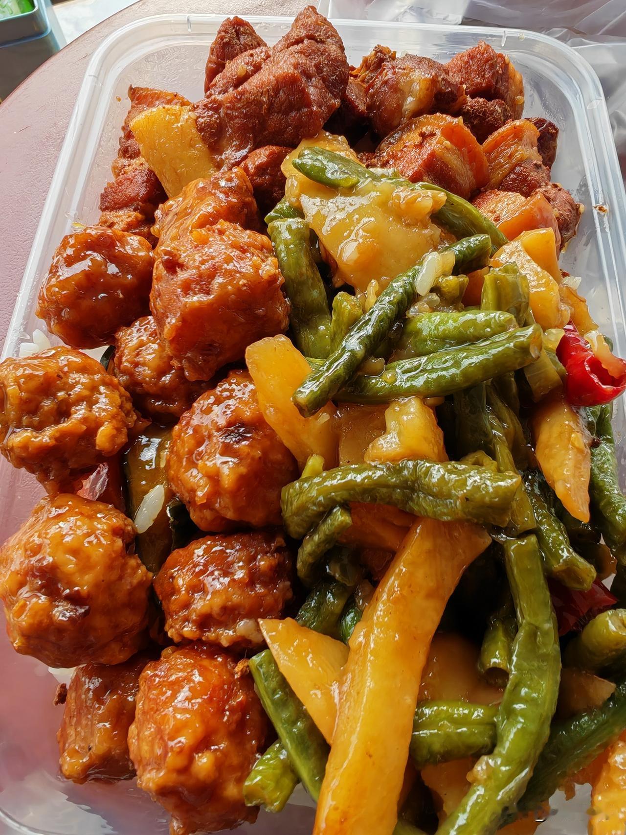 你喜欢东北盒饭里的哪些常见菜红烧肉、红烧丸子、长豆角烧土豆条，我都爱吃。这一份十