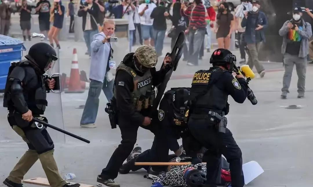 美国洛杉矶市中心爆发激烈警民冲突暴动祸根在早已埋下，美国3亿人口，截至2024