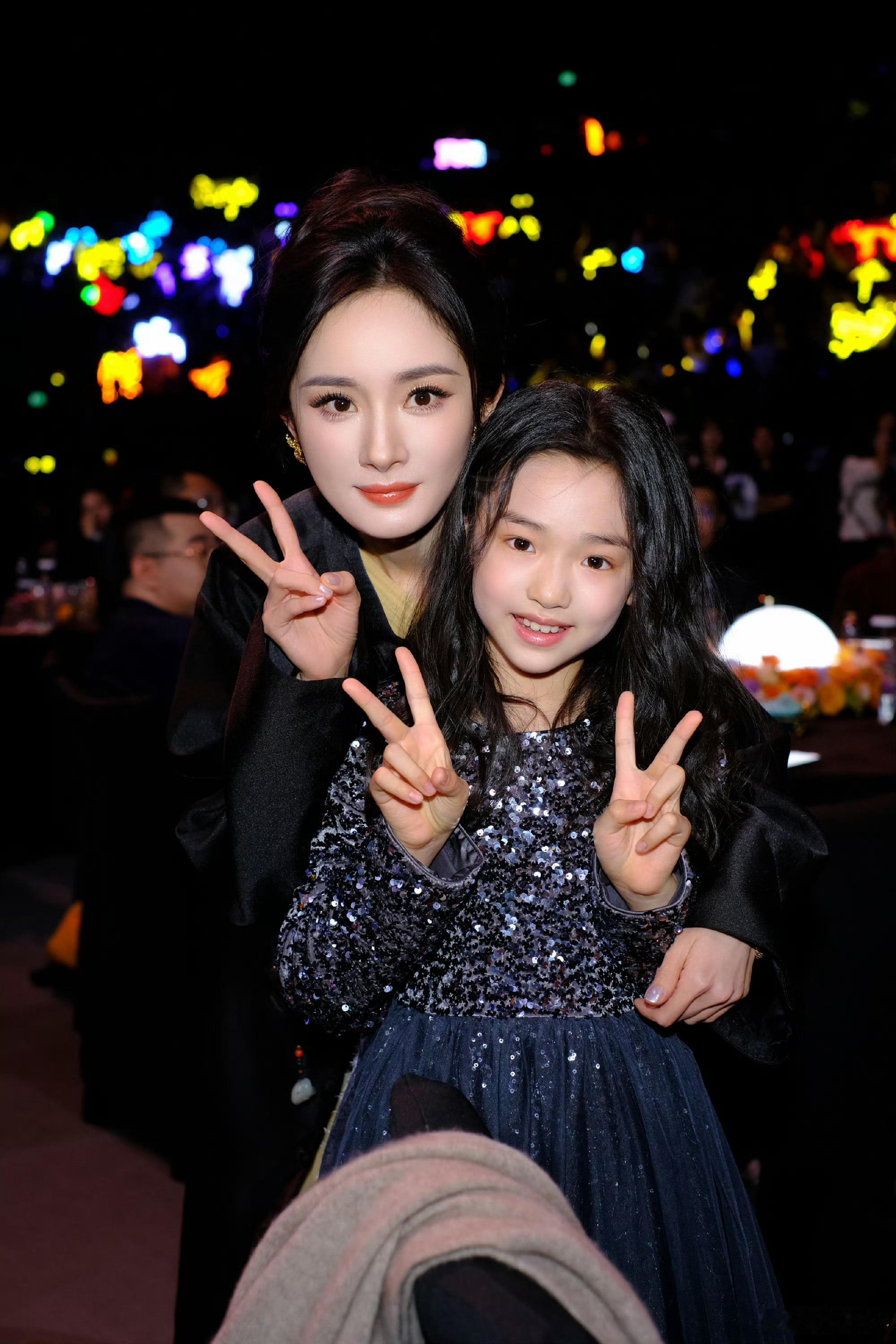 小酒窝闪耀之夜，17张合照记录满满星光，每一帧都是回忆的宝藏！与幂幂的这一张真的