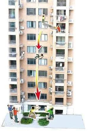 气愤！2011年，杭州2岁女童从10楼掉落，1女子徒手将她接住，女子的左臂因此断
