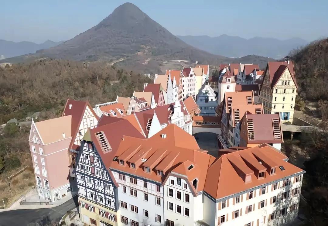 横店这家万怡沿店即将启航，这是万豪集团旗下的万怡酒店，三百多同的客房，在一次县下