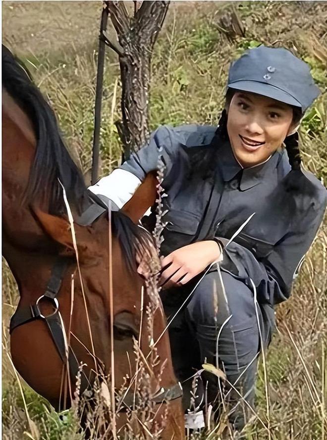 曾以《狼毒花》《雪豹》等剧稳坐“抗日剧女王”之位的王珂，因市场变化与转型困境，于