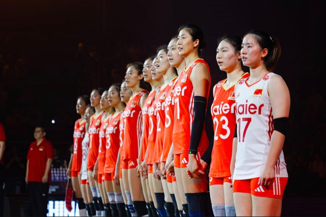 中国女排3-0横扫多米尼加，以小组头名昂首挺进世锦赛16强！三局比分为：25-15、25-21、25