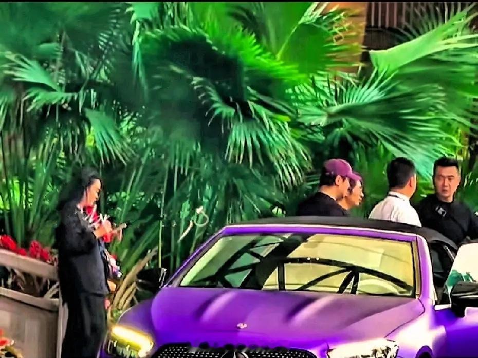 有网友在三亚偶遇沈腾和他老婆，还有韩寒导演，他们在三亚宣传新电影！估计也是趁着这