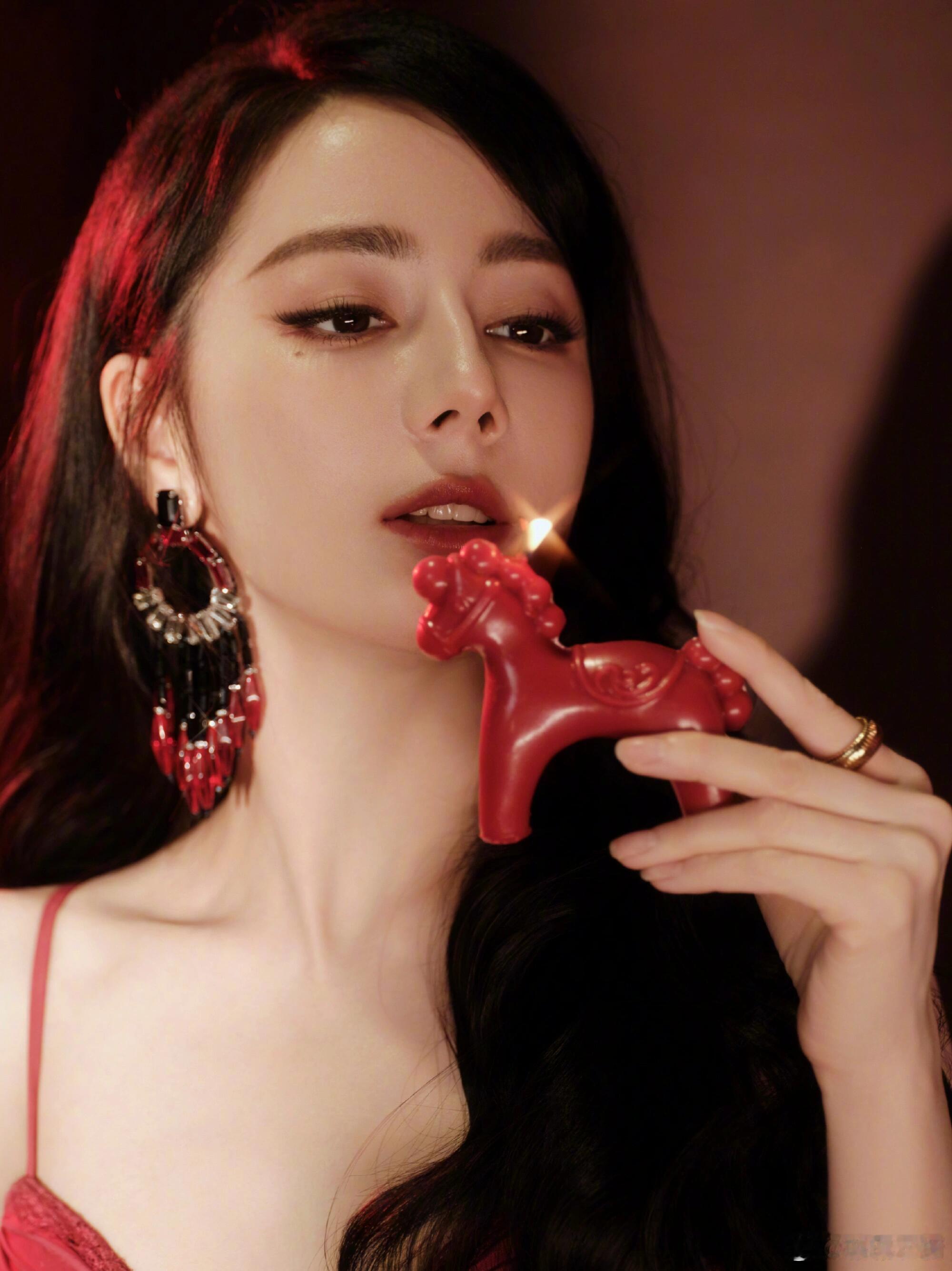 迪丽热巴穿红色太惊艳红色被热巴驾驭得太惊艳了，优雅大气的造型配上她那张权威感十足