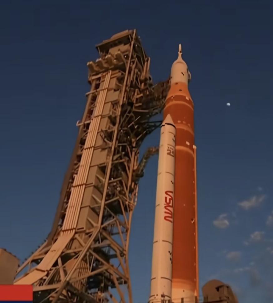 明天早上六点半​四位宇航员重返月球乘坐的是大力出奇迹的sls火箭​这次NA