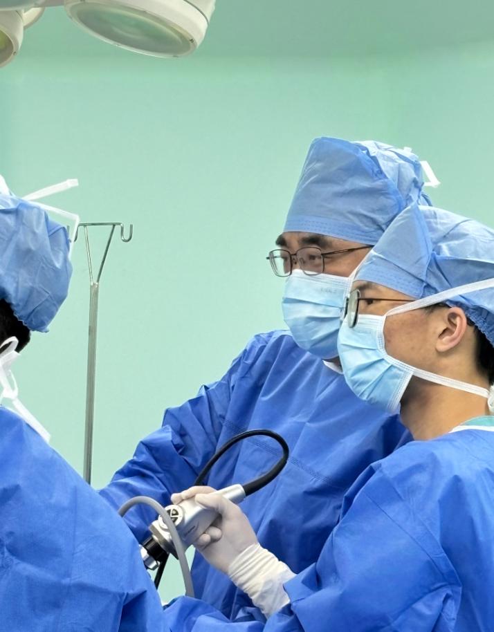 很多体积较小或位置较深的肺结节，在手术前常需要进行“穿刺定位”！例如，只有几毫米