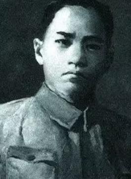 1939年，鲁雨亭率领900多名新四军，包围了大房庄据点里面的40多名日军。日军