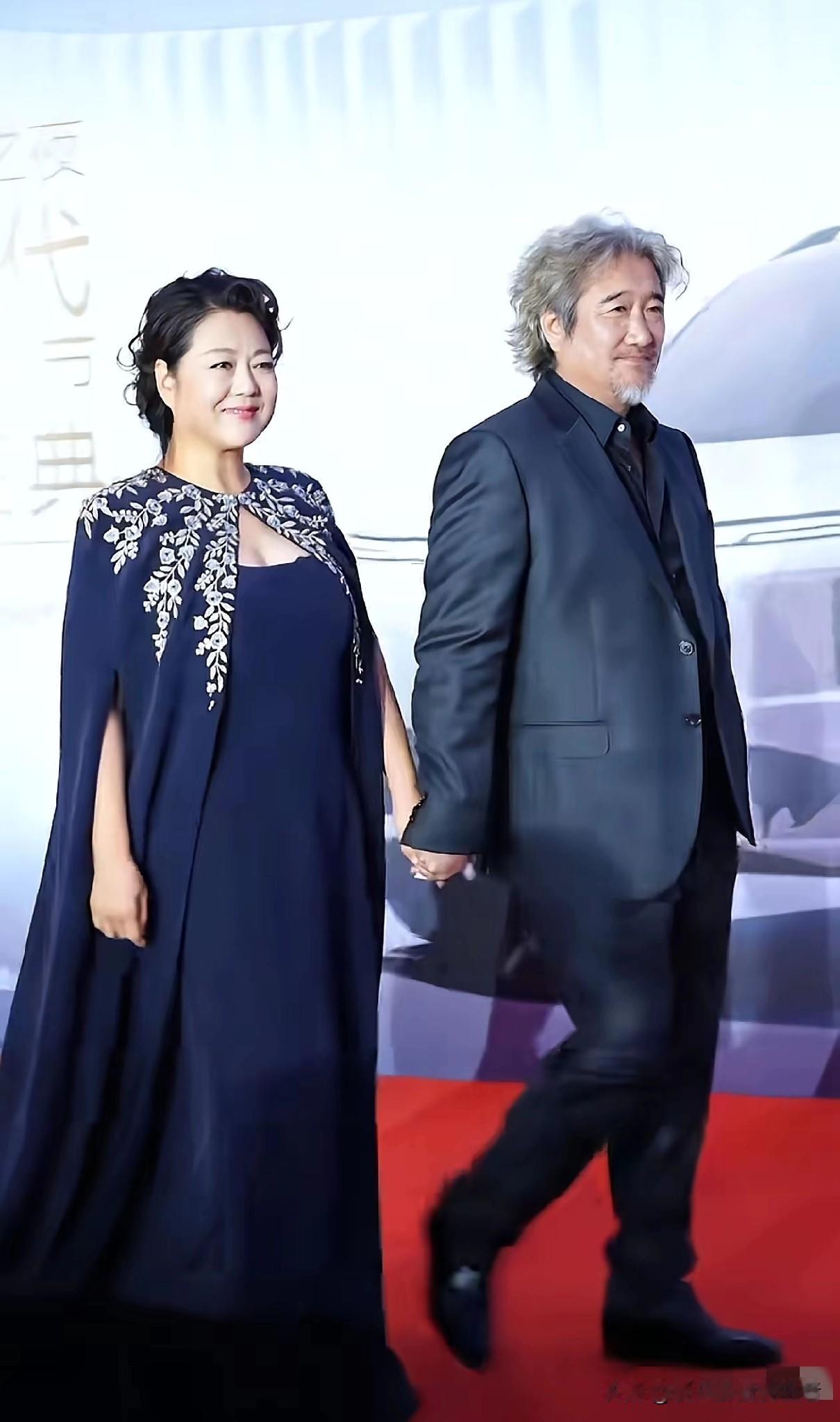 这俩人真越来越潇洒了！王茜华与沈航携手出现在红毯上。王茜华，1970年出生