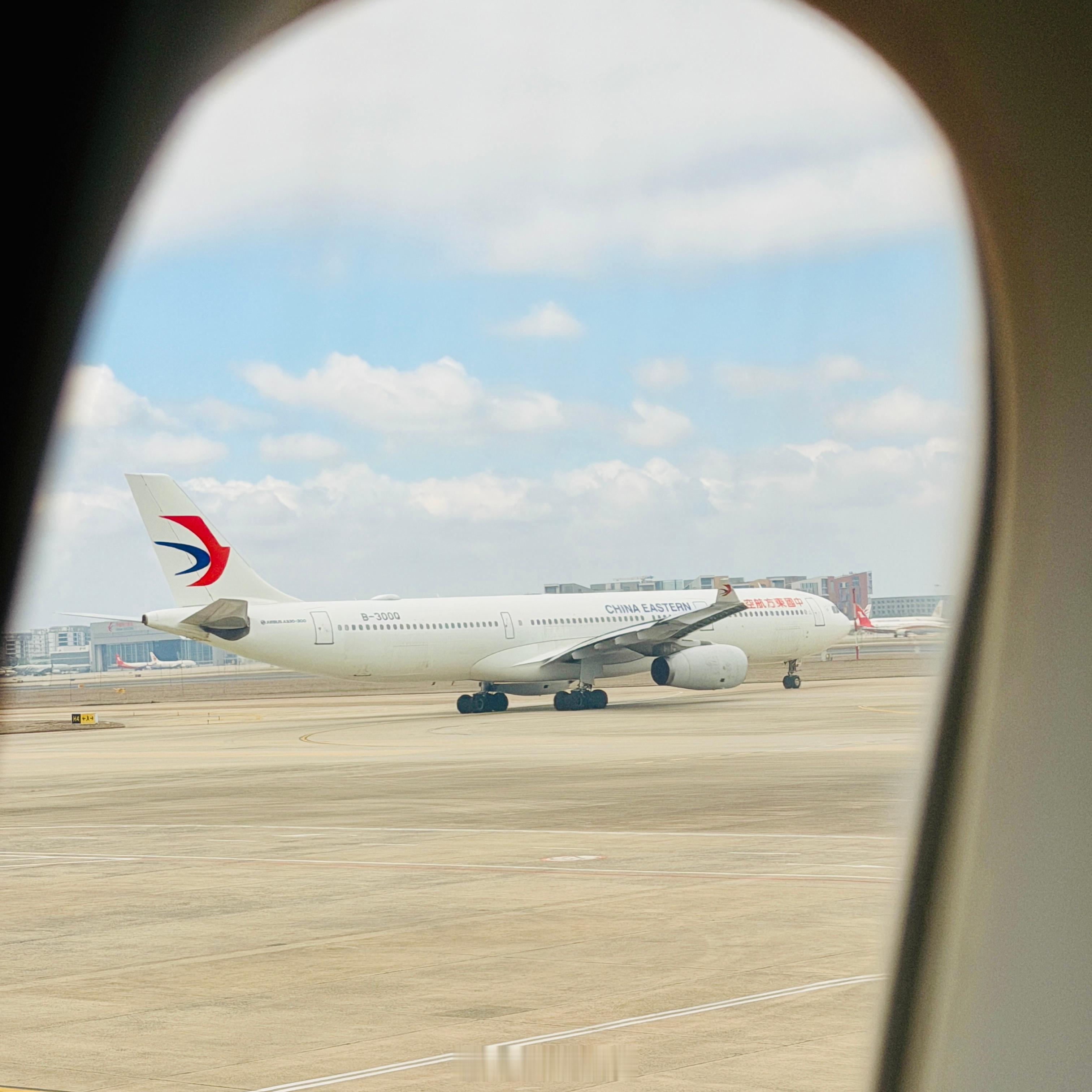 常年往返北京、上海、深圳机场，对三地安检风格深有感触：北京：单通道安检人手充足，