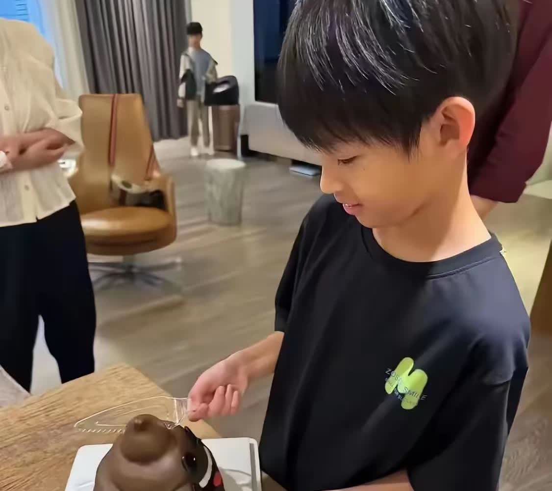 汪小菲儿子正脸照曝光，如果大S在肯定不让晒，但是大S不在了……这世上，没