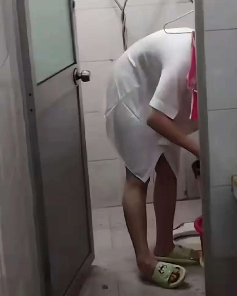 妻子加班到12点后，默默的在洗衣服