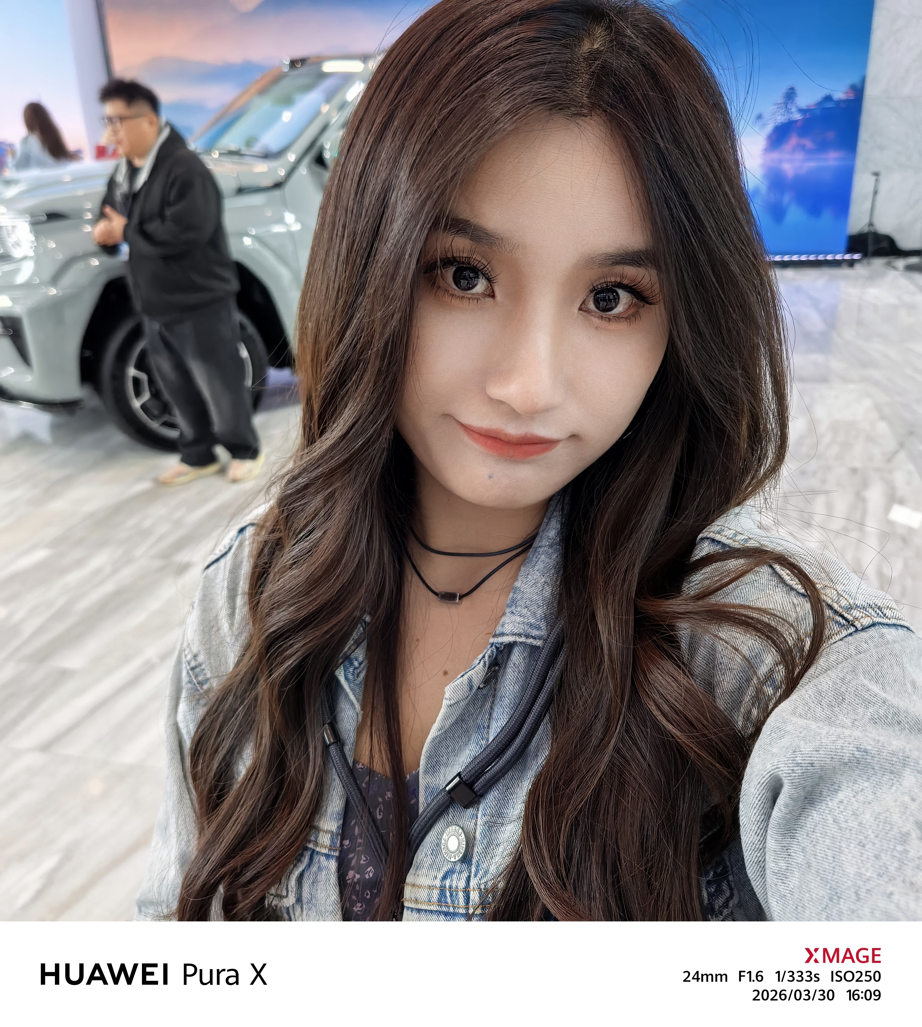 好久没用华为胖折叠后置摄像头自拍了！拿来和坦克700合个照。原图直出。后置直拍是