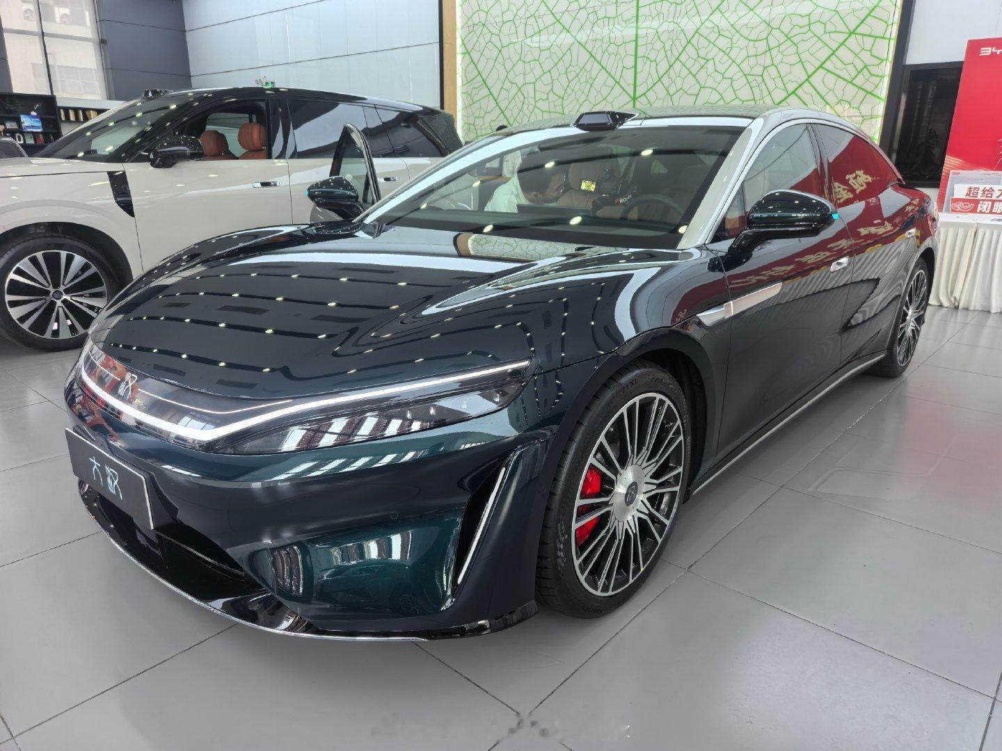 今天去比亚迪店里拍了两台车，大汉确实大和豪～图四，一直有客户来看，一直拍不了，你猜什么比亚迪这么受欢