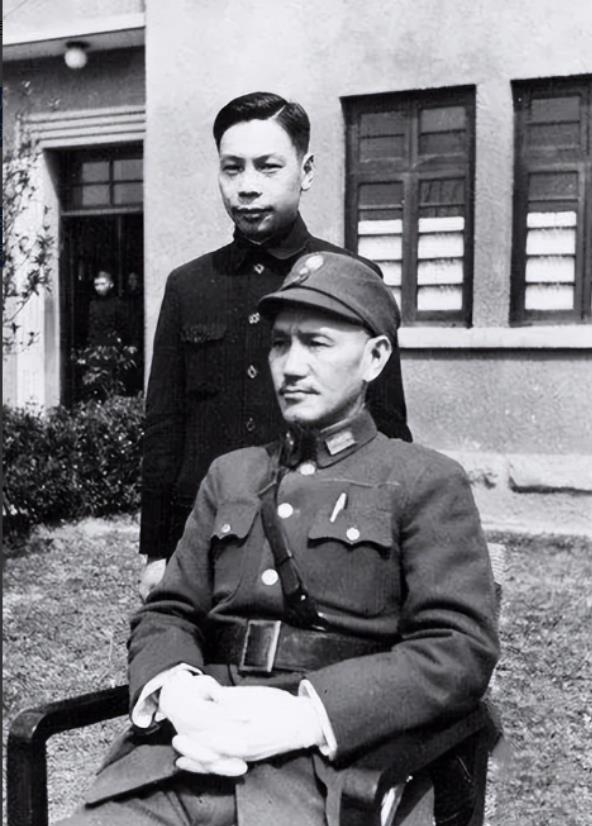 蒋经国为啥没把台湾的权力传给儿子？其实不是不想，而是不能，我们都知道，蒋介石退位
