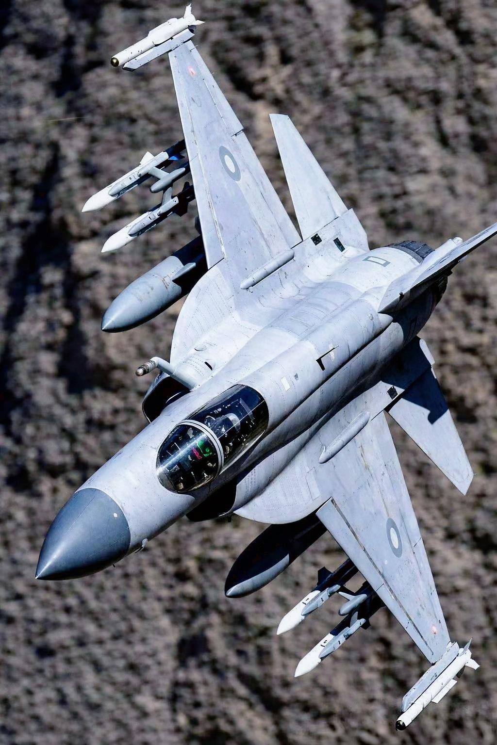 [呲牙笑]巴基斯坦进口的PL-10E导弹。要说是军事航空摄影，小巴还是有一手