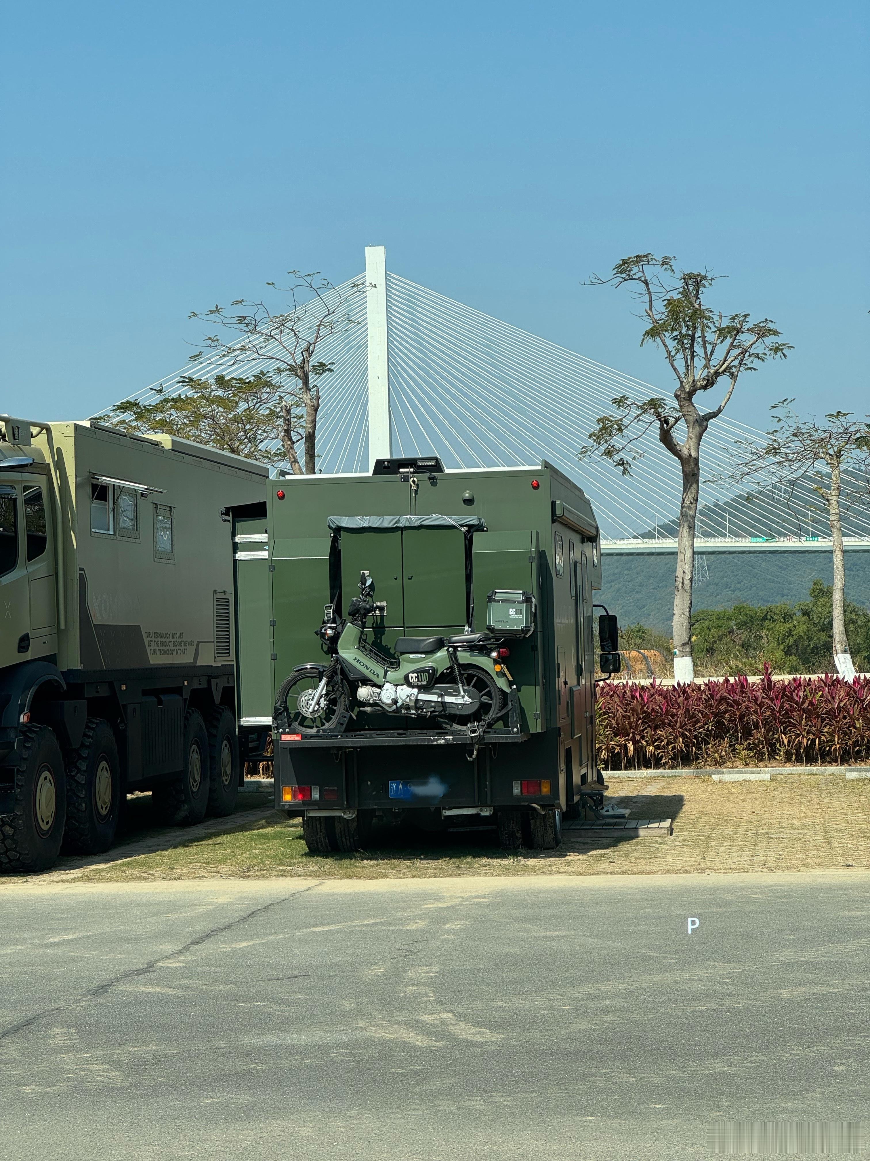 误入神仙停车场，这才是大哥们的快乐啊，上百万移动的家我与汽车的日常