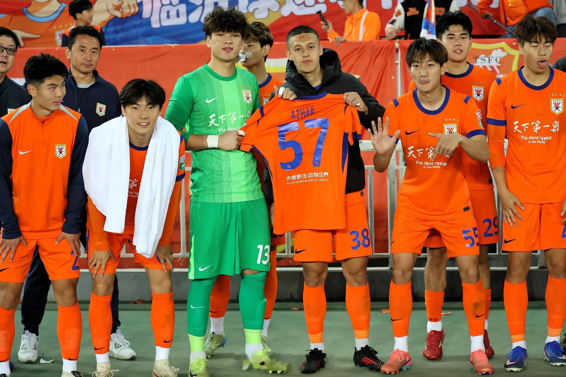 昨日赛后，依合散更新社媒并配文：为了兄弟而战的一场胜利自由橙山东泰山