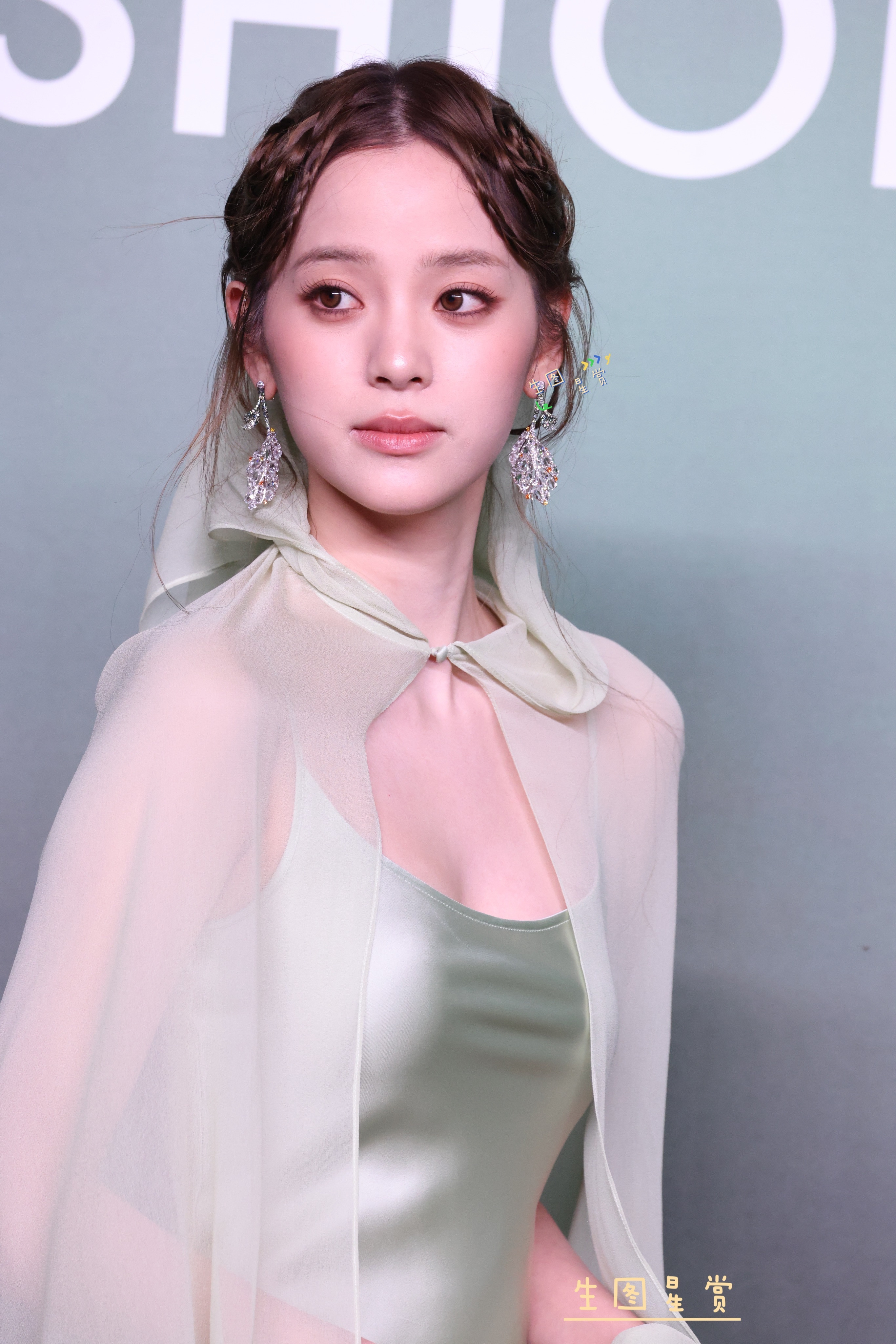 欧阳娜娜vogue盛典红毯森系少女,水灵灵的出现🧚♀️🫧欧阳娜娜光脚走红毯