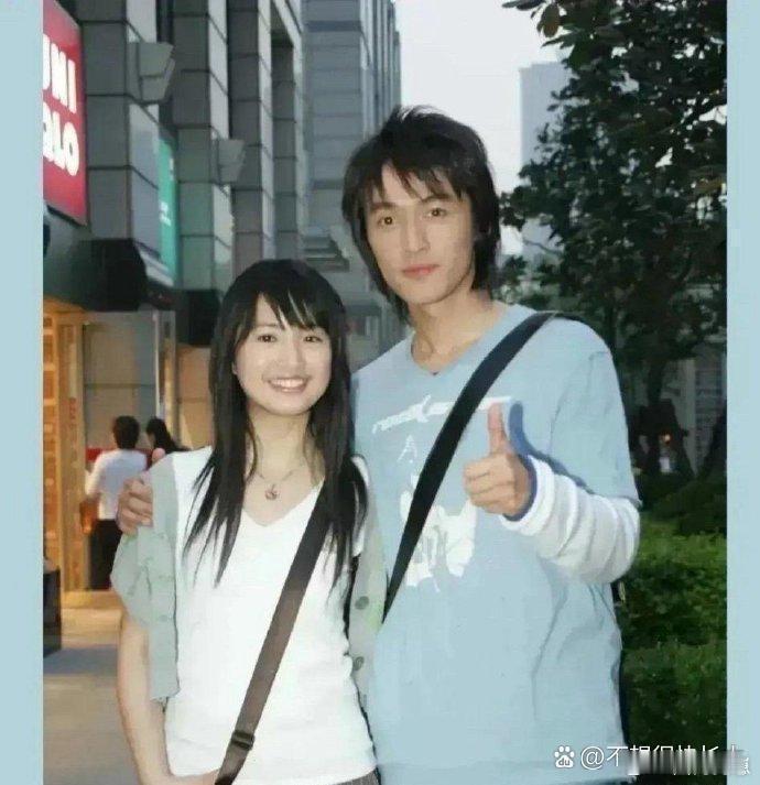 翻到胡歌早年旧照，满满的青涩感都要溢出屏幕了！眉眼间藏着少年的纯粹，和现在的成熟