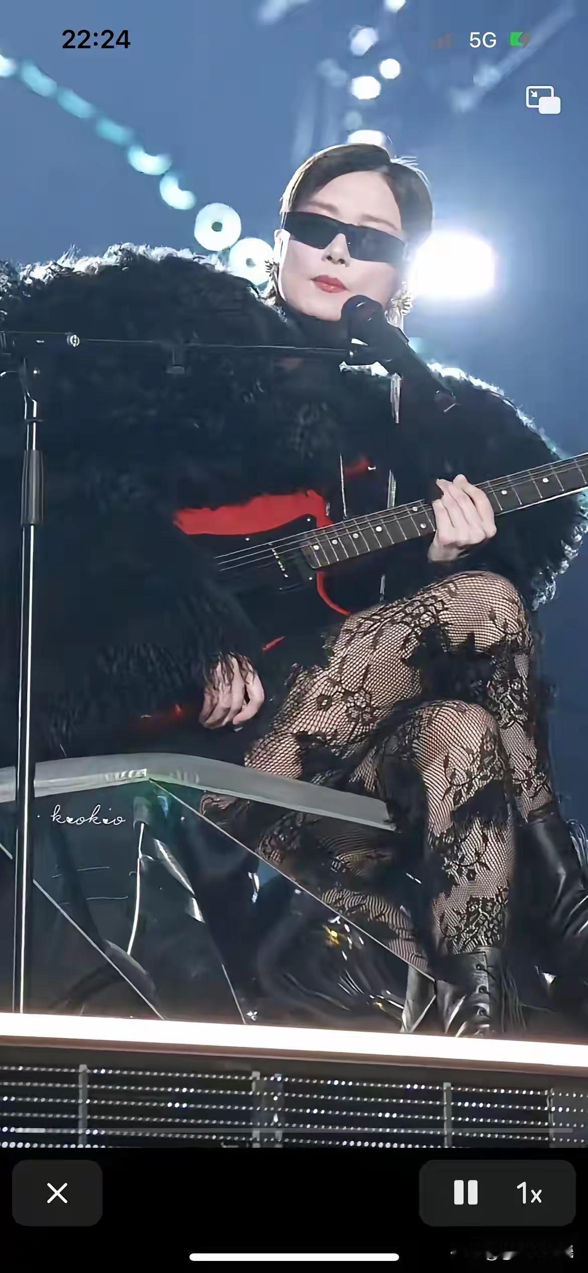 李宇春真是又美又飒，春哥变春妹了。李宇春黑色蕾丝网眼袜，配黑色皮靴，上身穿黑色