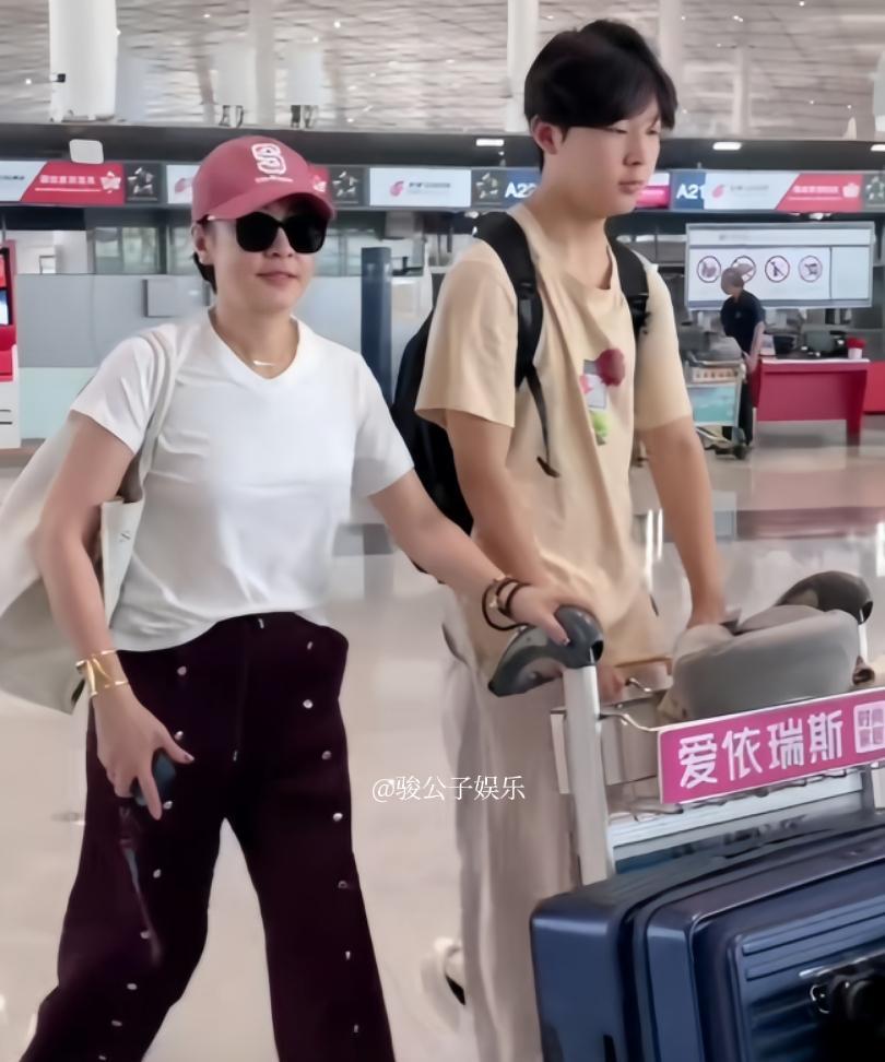 管虎和梁静现身机场送儿子犇犇出国上学，16岁的犇犇身高好高，比妈妈梁静足足高出一