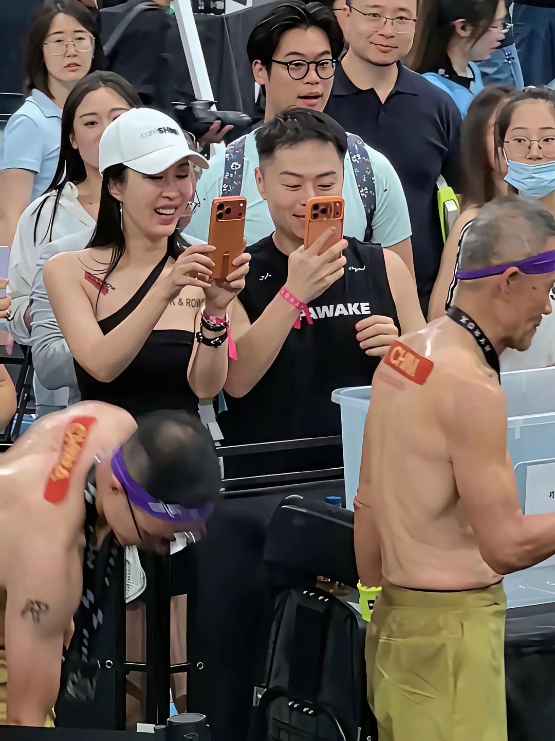 王石的老婆和他的助理玩得是真欢，不知道私下是不是更离谱