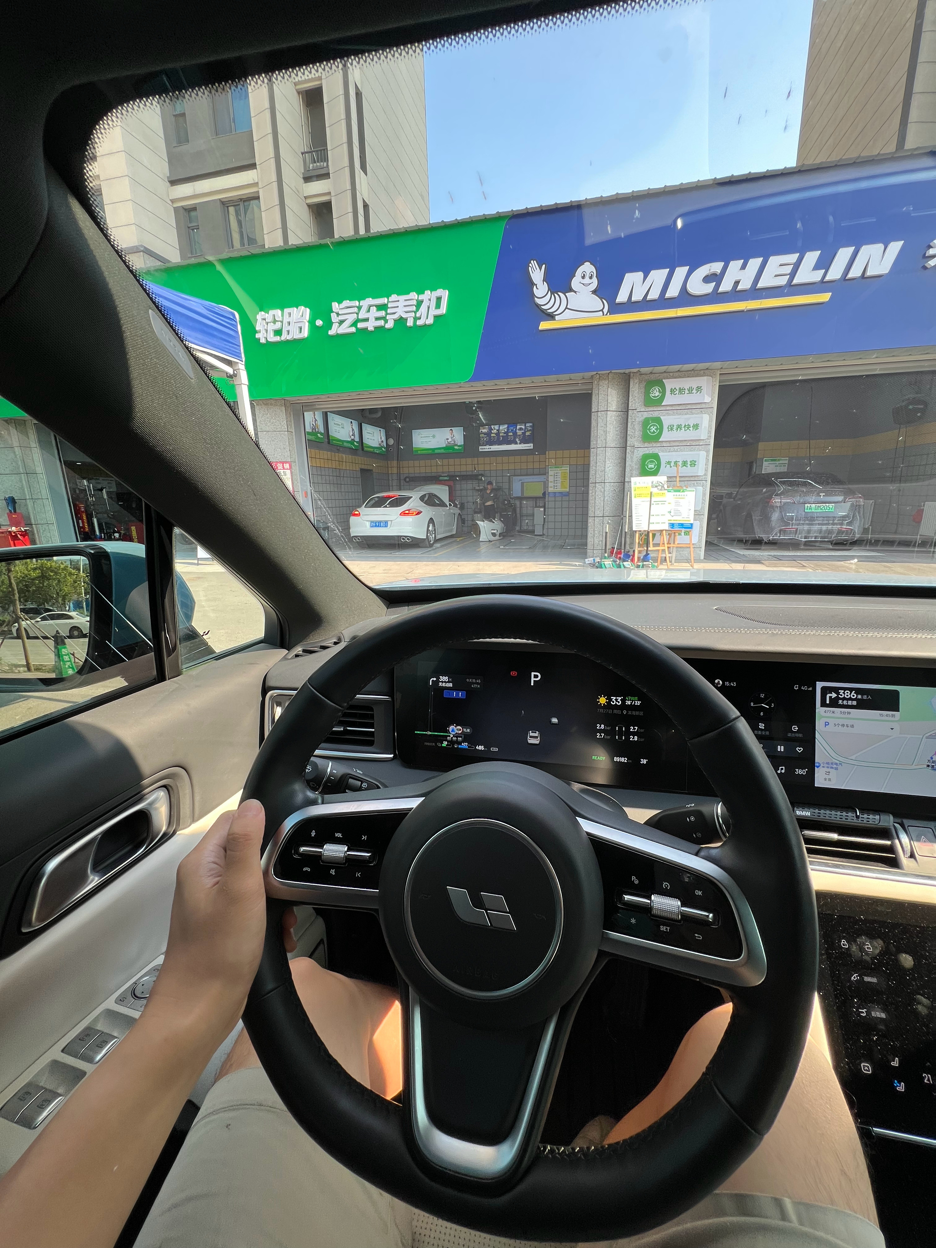 理想ONE有点跑偏，来铜片这里这做一个四轮定位。​​​